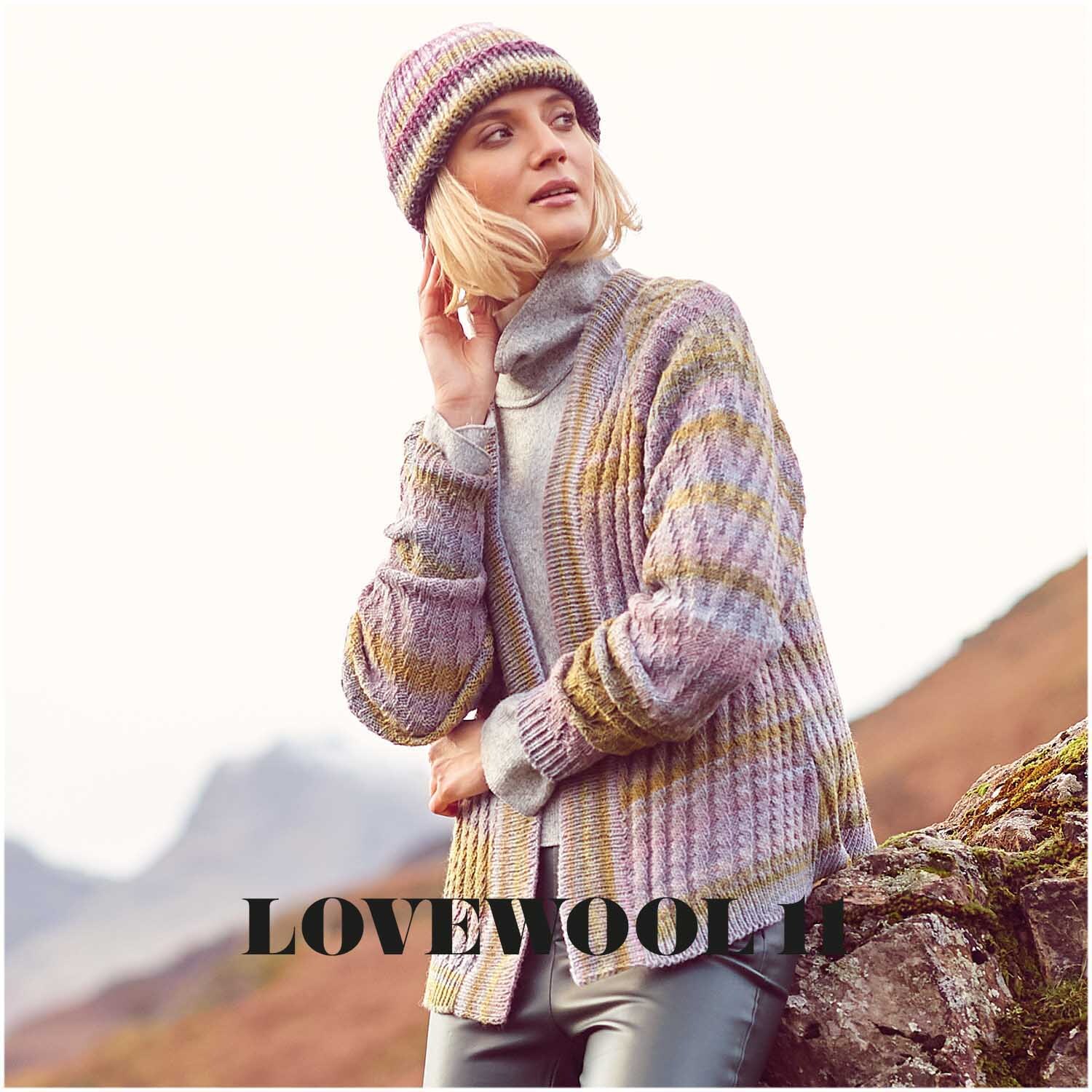 Creative Melange dk: Frau in gestrickter Jacke und Mütze in Grün-Flieder von Rico Design in Berglandschaft.