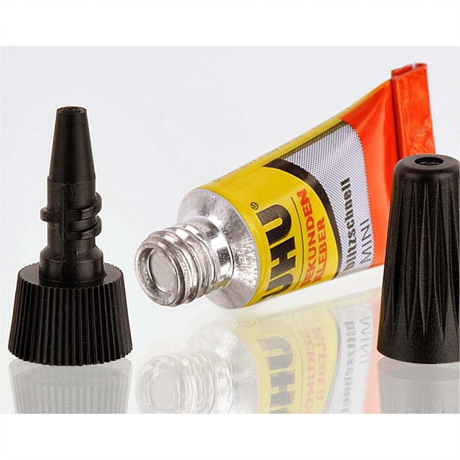 Sekundenkleber blitzschnell Minis 3x 1g: Geöffnete Tube mit schwarzem Verschluss, Marke UHU, auf weißem Hintergrund.