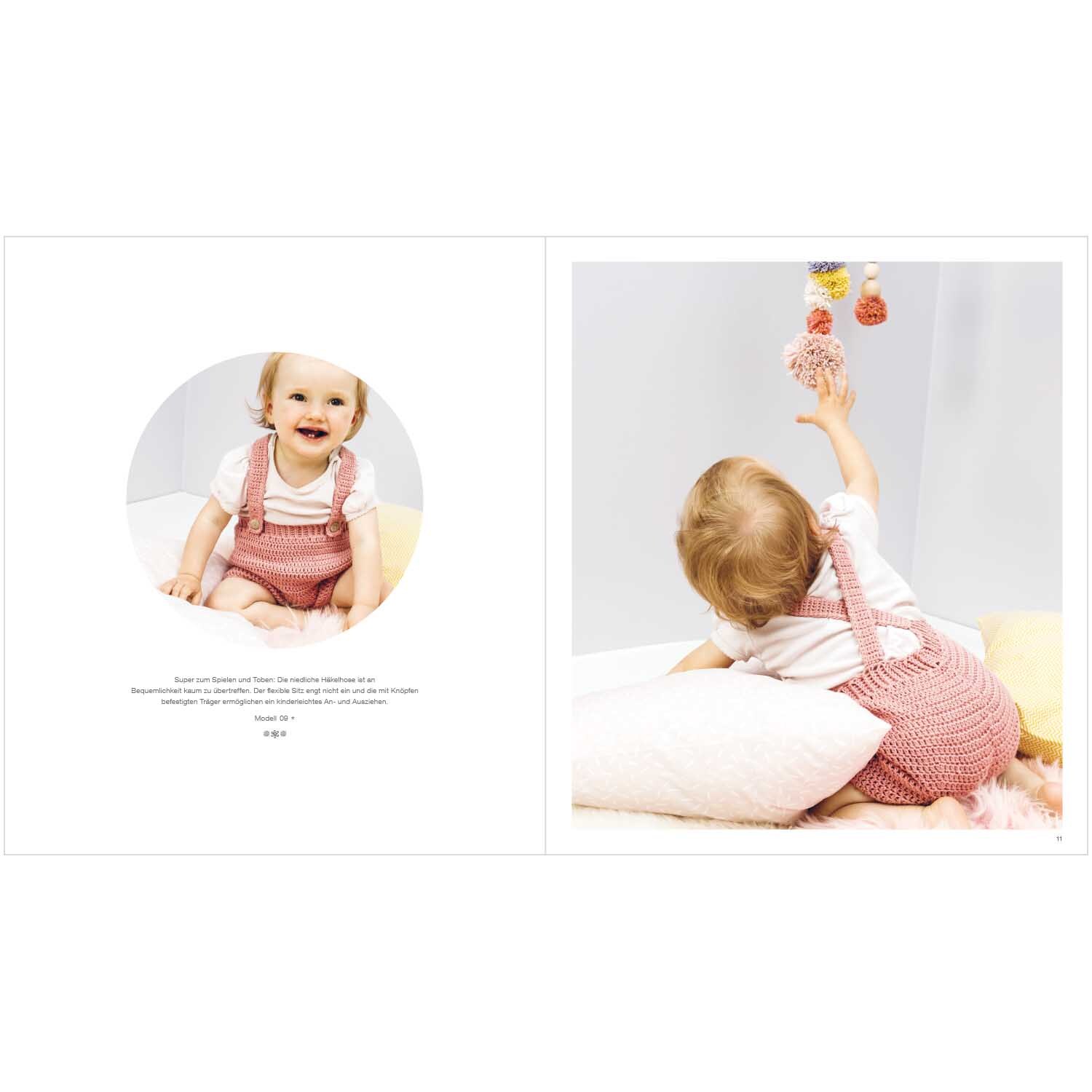Rico Baby Heft Nr.24 zeigt ein lächelndes Baby in rosa gestrickter Kleidung, das nach einem Spielzeug greift.