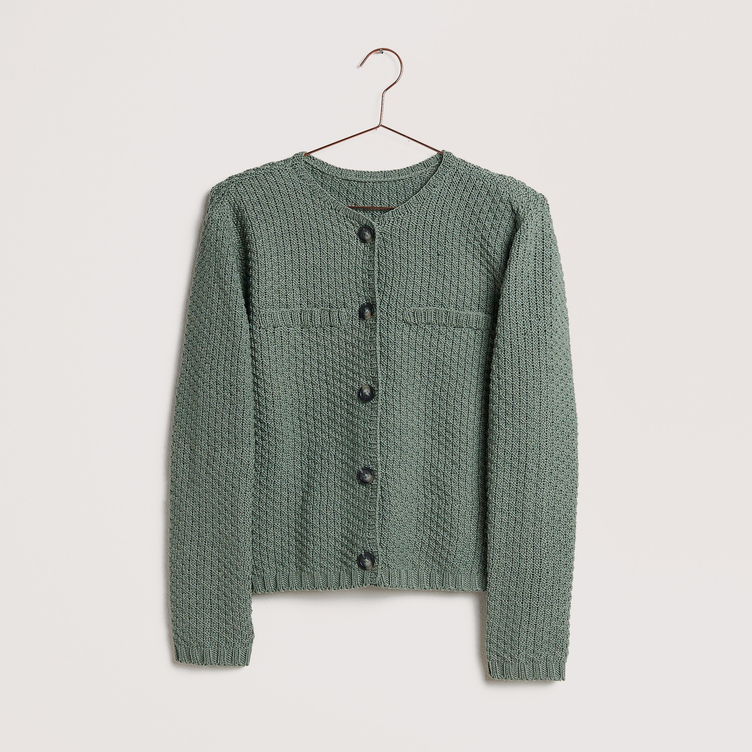 Jacke auf grauem Hintergrund – zum Strickset