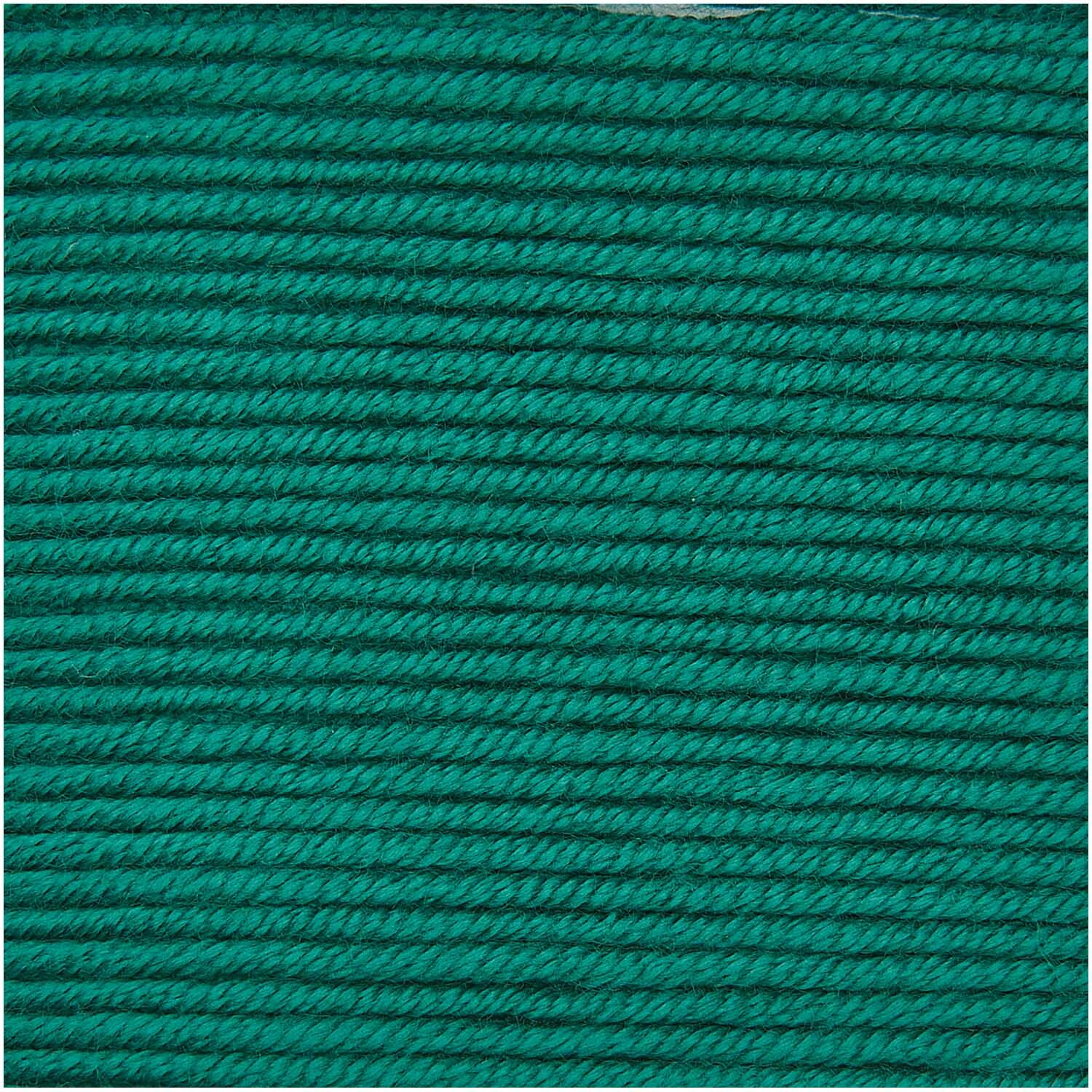 Creative Silky Touch dk Wolle in Efeu von Rico Design, 100g, 220m. Nahaufnahme der weichen, grünen Fasern.
