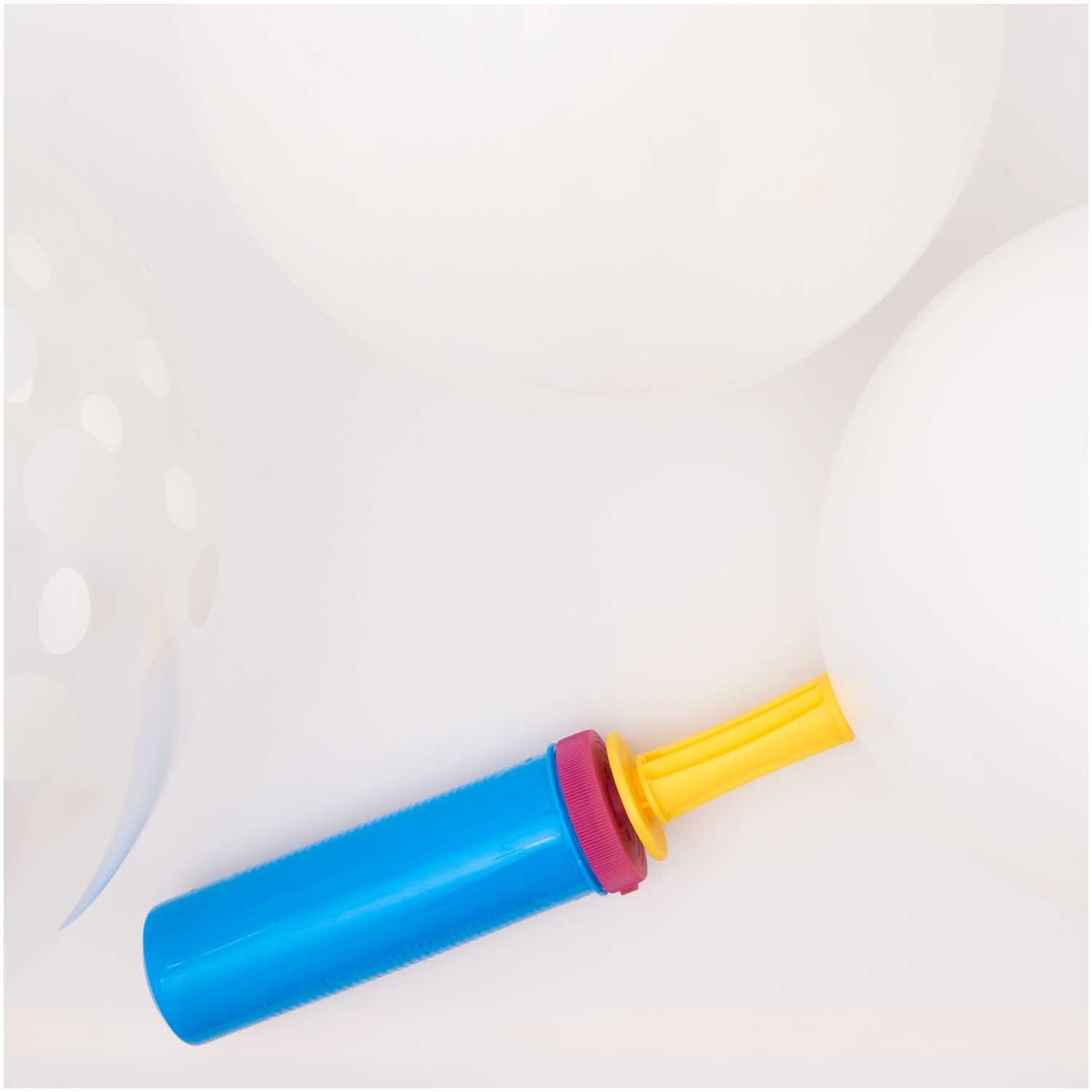 Ballonpumpe 28x4,7cm von Rico Design in Blau und Gelb, umgeben von weißen Luftballons.