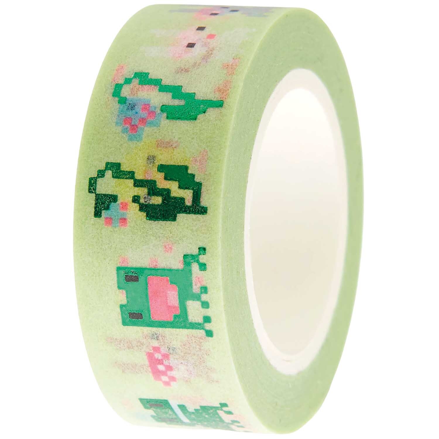 Paper Poetry Tape Futschikato Ostern mit bunten Pixelmotiven auf grünem Hintergrund, 1,5 cm breit, 10 m lang. Ideal für kreative Osterdekorationen.