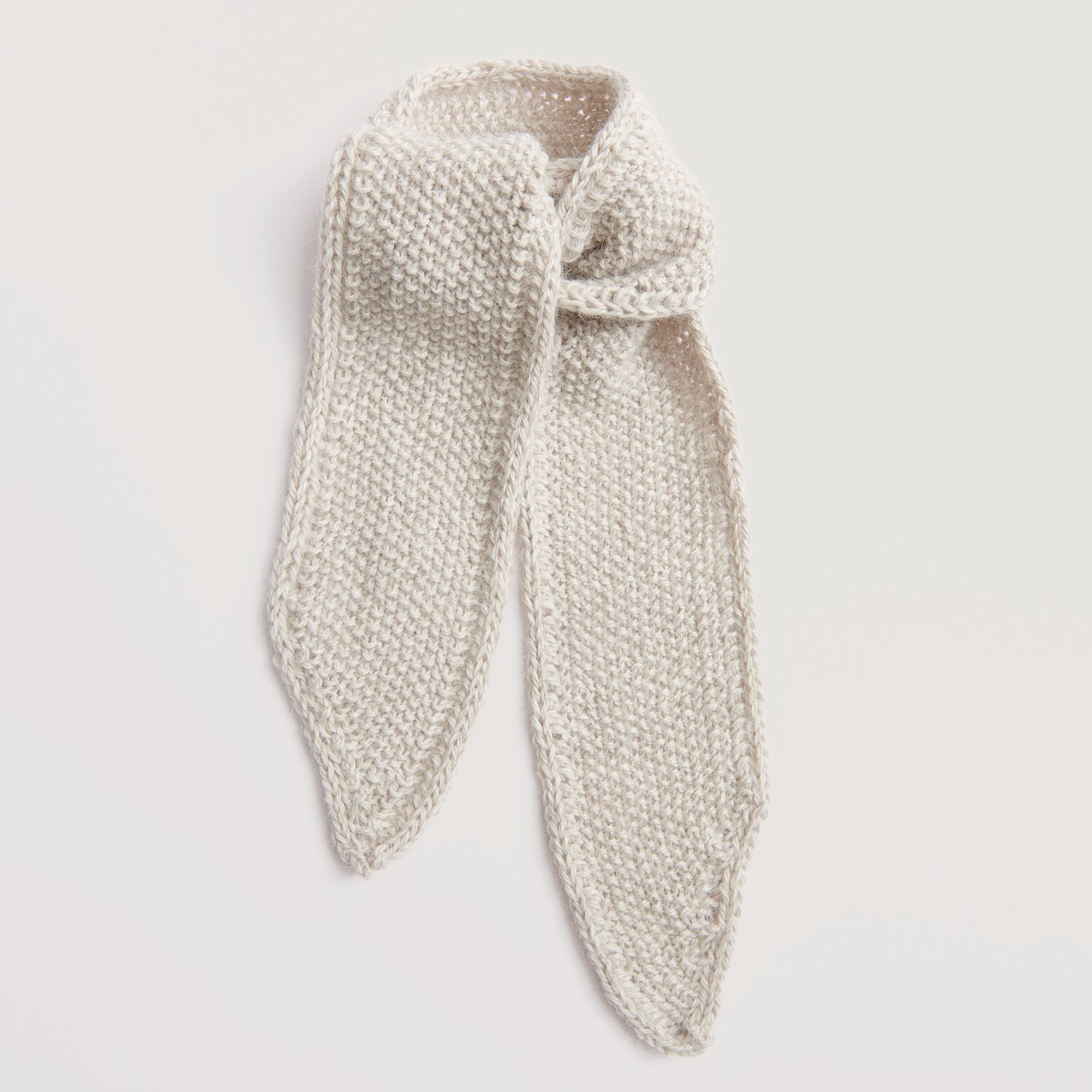 Strickset Mini-Tuch Modell 04: Elegantes, cremefarbenes Tuch aus Die Neue Masche No. 10. Ideal für stilvolle Akzente.