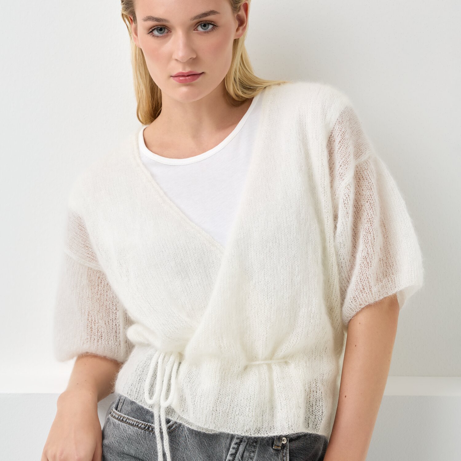 Strickset Pullover Modell 07a: Weißer, flauschiger Pullover mit V-Ausschnitt und Bindegürtel.