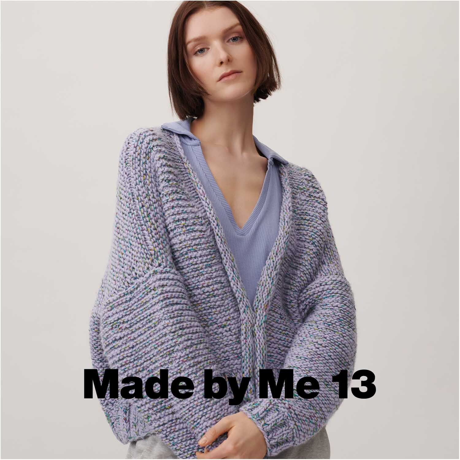 Creative Make it Glitter: Frau trägt gestrickten Pullover in Aqua von Rico Design, präsentiert in modernem Stil.