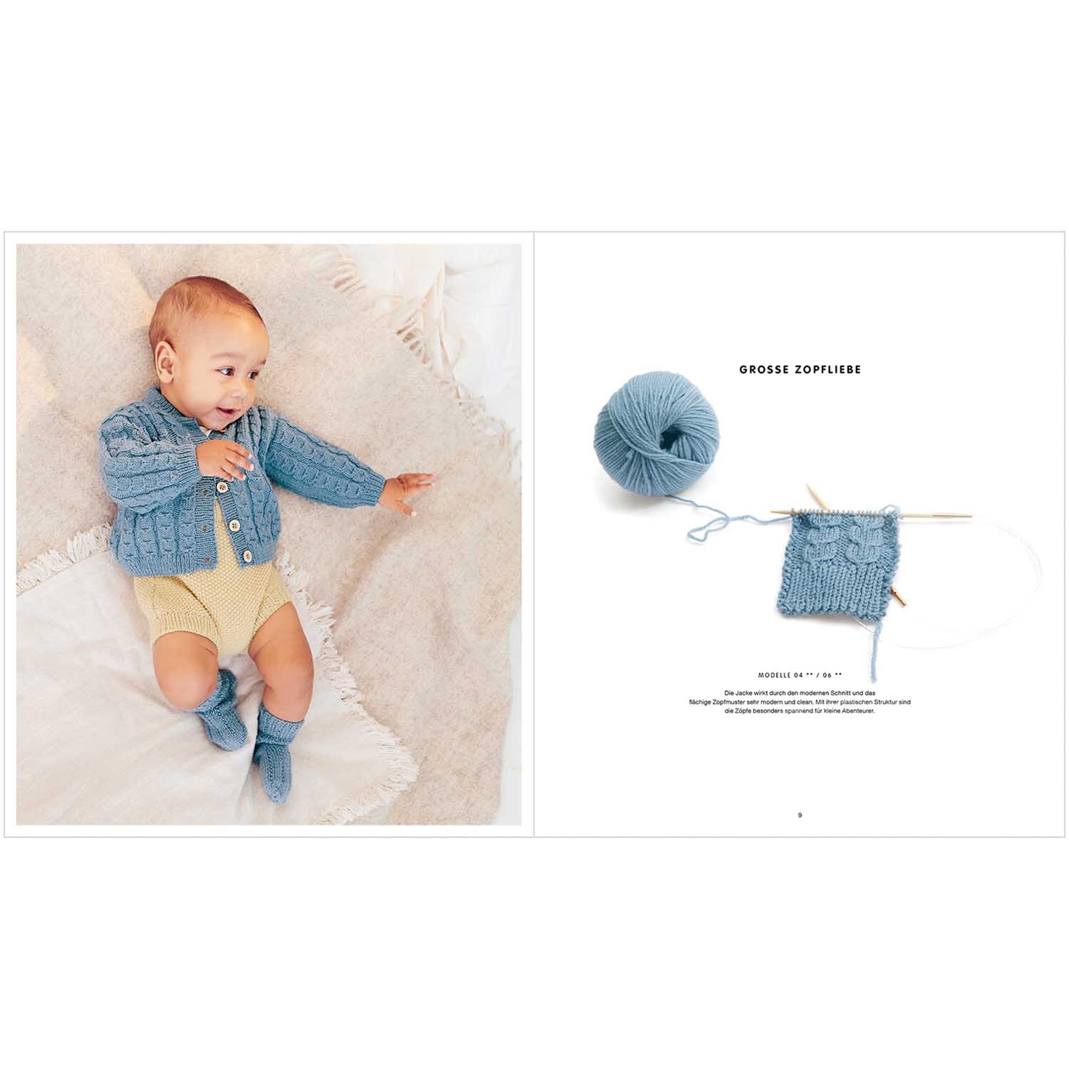 Baby Merino 01: Ein Baby trägt einen gestrickten blauen Pullover von Rico Design, liegend auf einer Decke. Daneben ein Strickprojekt mit blauer Wolle.
