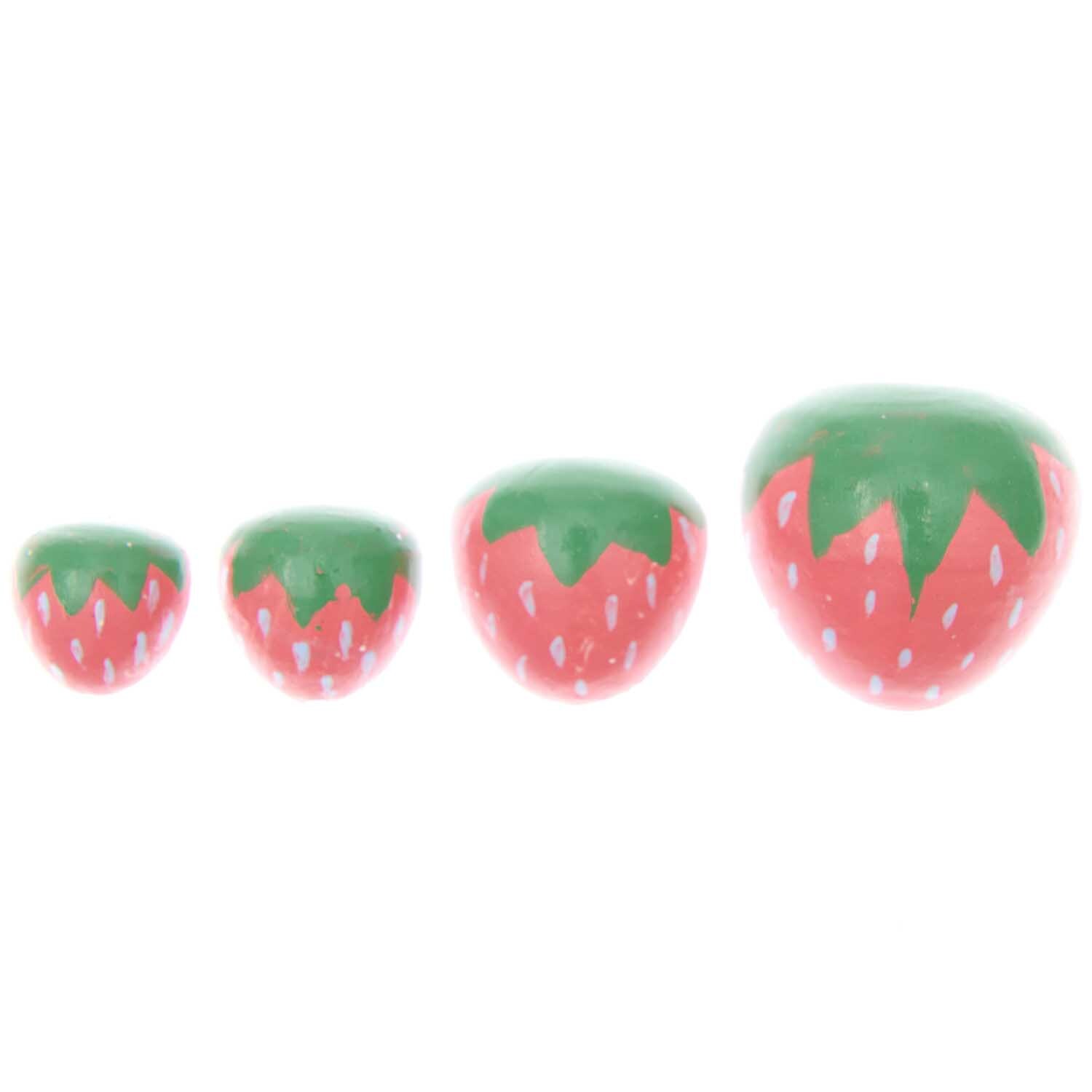 Holzsticker Erdbeere 24 Stück von Rico Design zeigen vier unterschiedlich große, rote Erdbeeren mit grünen Blättern. Ideal für kreative Projekte.
