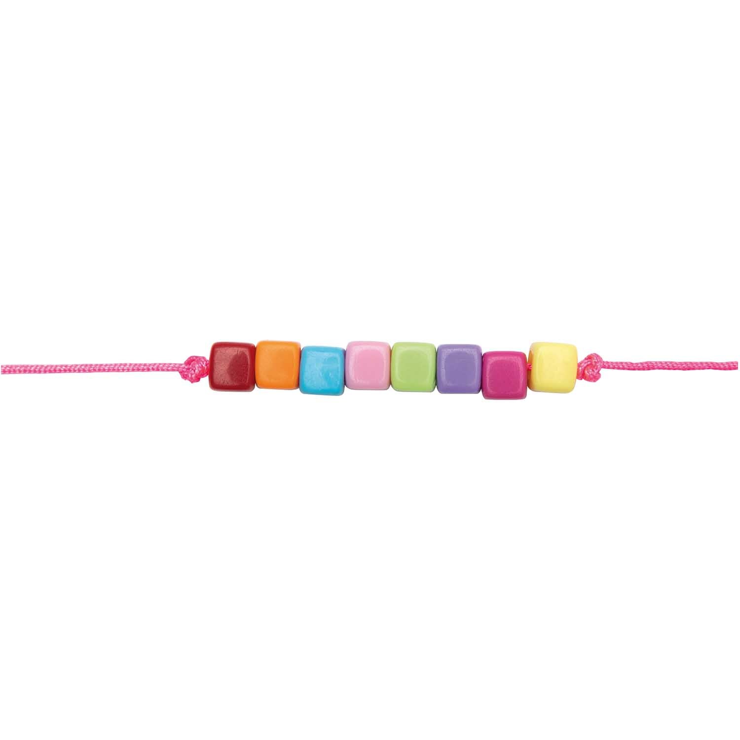 Perlen-Mix Würfel multicolor ca. 99 Stück von Rico Design, aufgereiht auf einem pinken Band.