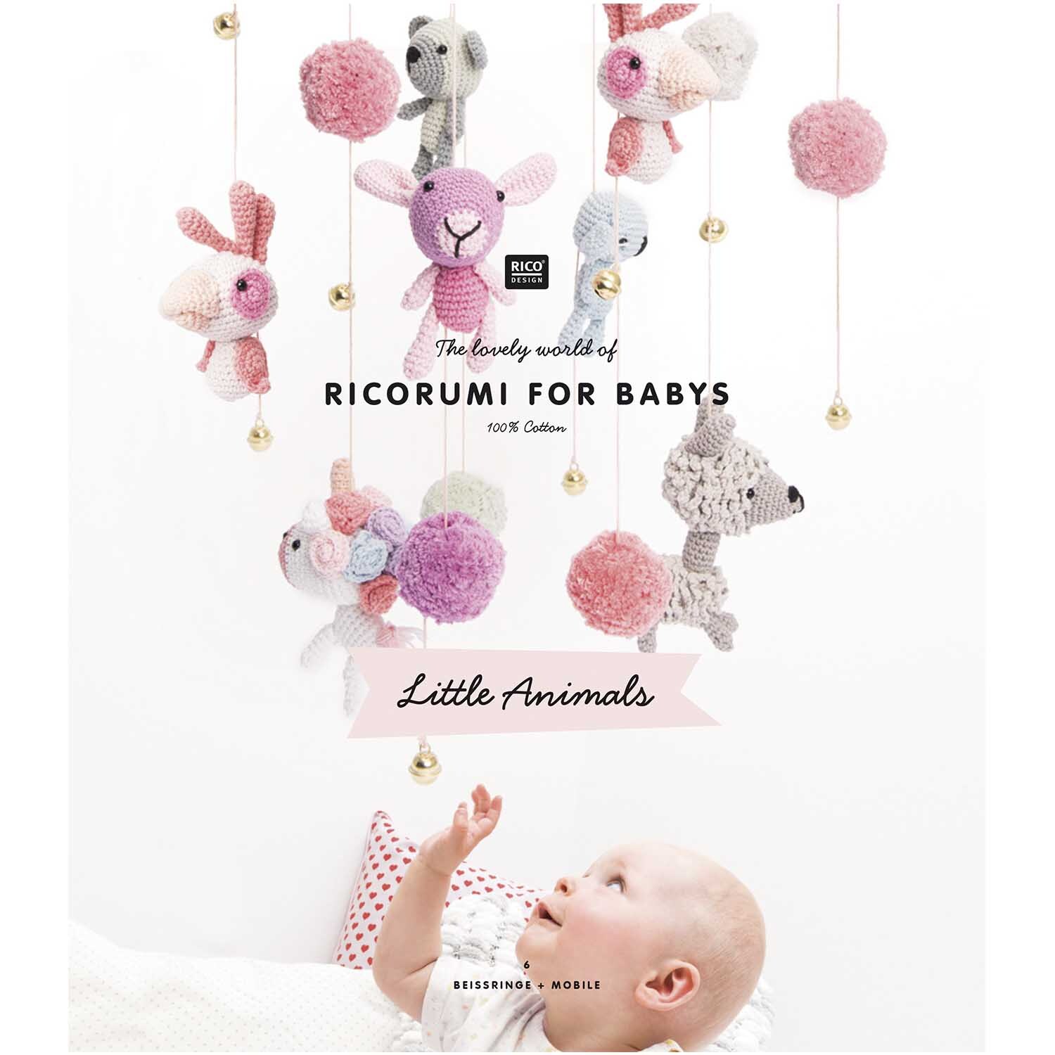 Ricorumi Baby Little Animals: Ein Baby betrachtet ein Mobile mit gehäkelten Tieren in Rosa und Grau von Rico Design.