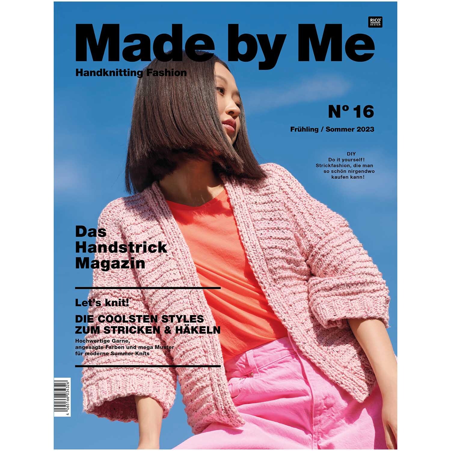 Made by Me Handknitting Nr.16 zeigt eine Frau in rosa Strickjacke und pinkem Rock vor blauem Himmel.