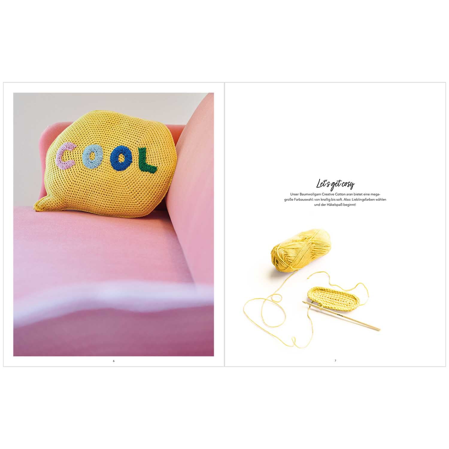 Cool & Cute Crochet: Gelbes Kissen mit buntem Schriftzug "COOL" auf rosa Sofa, daneben gelbes Garn und Häkelnadel.
