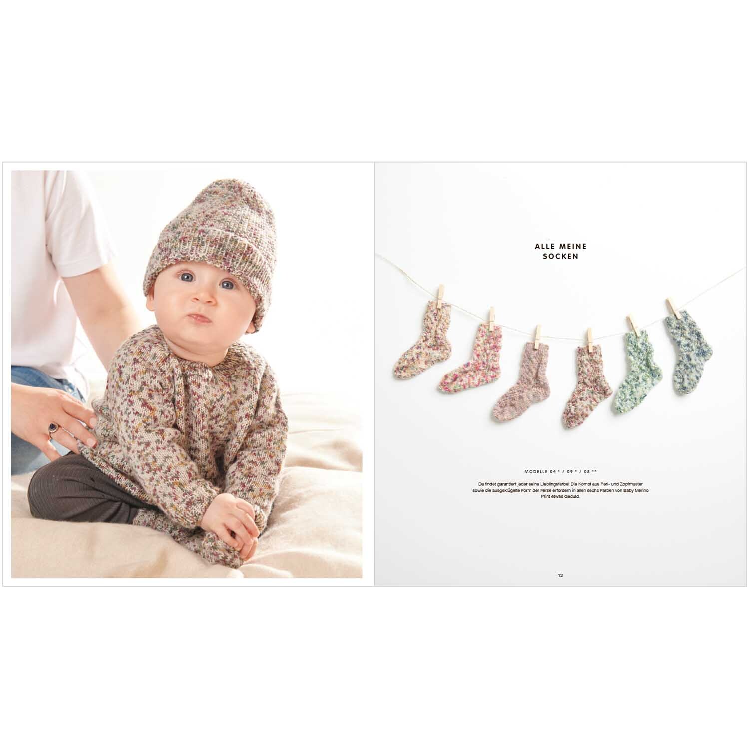 Baby Merino 02: Ein Baby in gestricktem Outfit mit Mütze, daneben bunte gestrickte Socken.