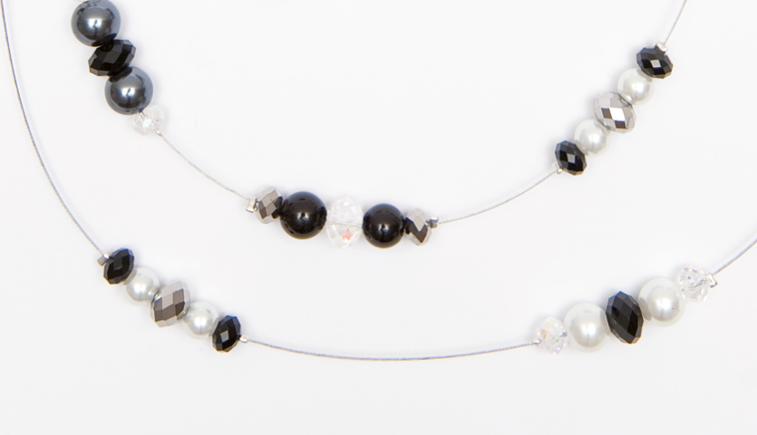 Anleitung Glasschliff-Renaissance Perlenset Kette basteln: Elegante Kette mit schwarzen und weißen Perlen auf silbernem Draht.
