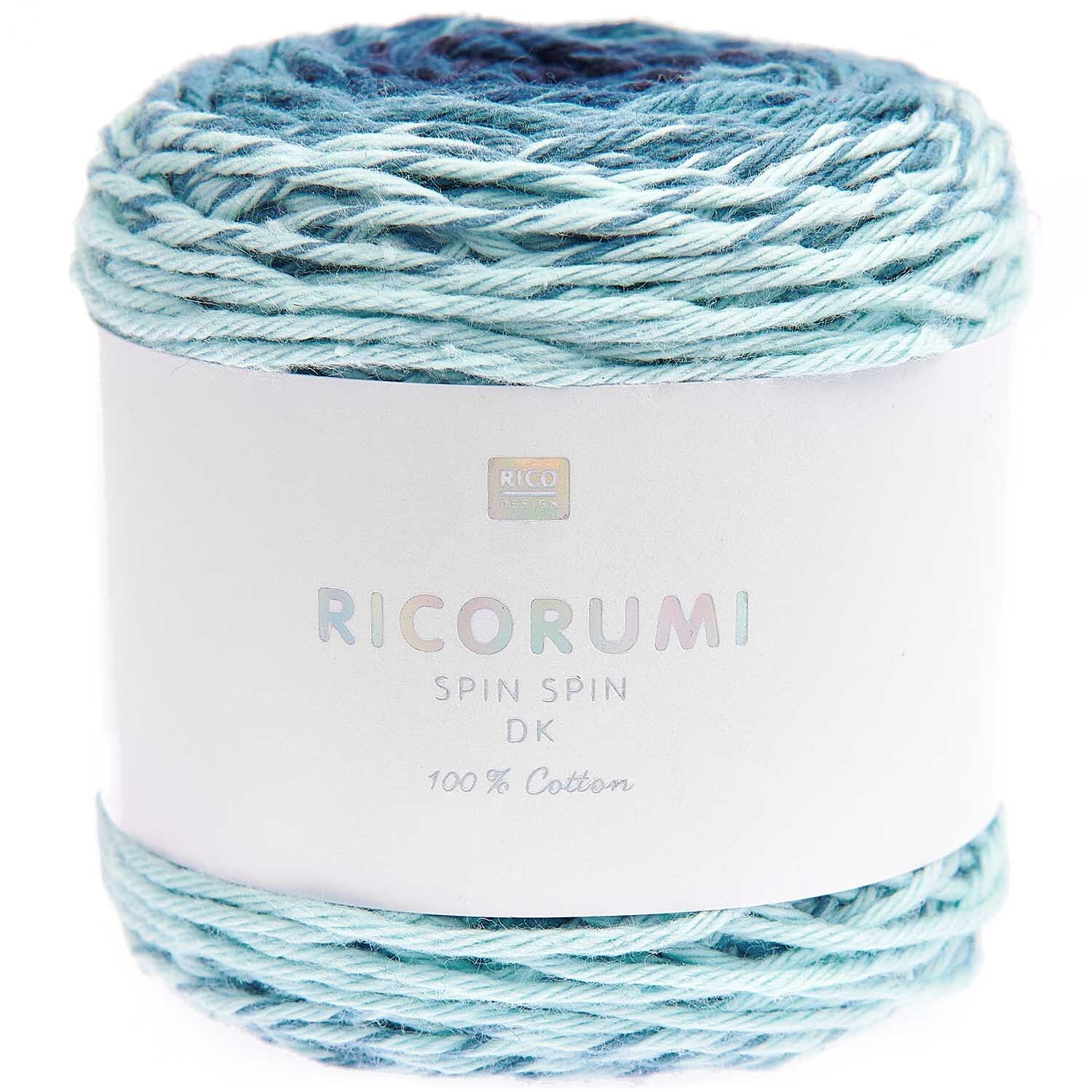 Ricorumi Spin Spin dk Häkelset zeigt ein blaues Garnknäuel von Rico Design, ideal für kreative Projekte.