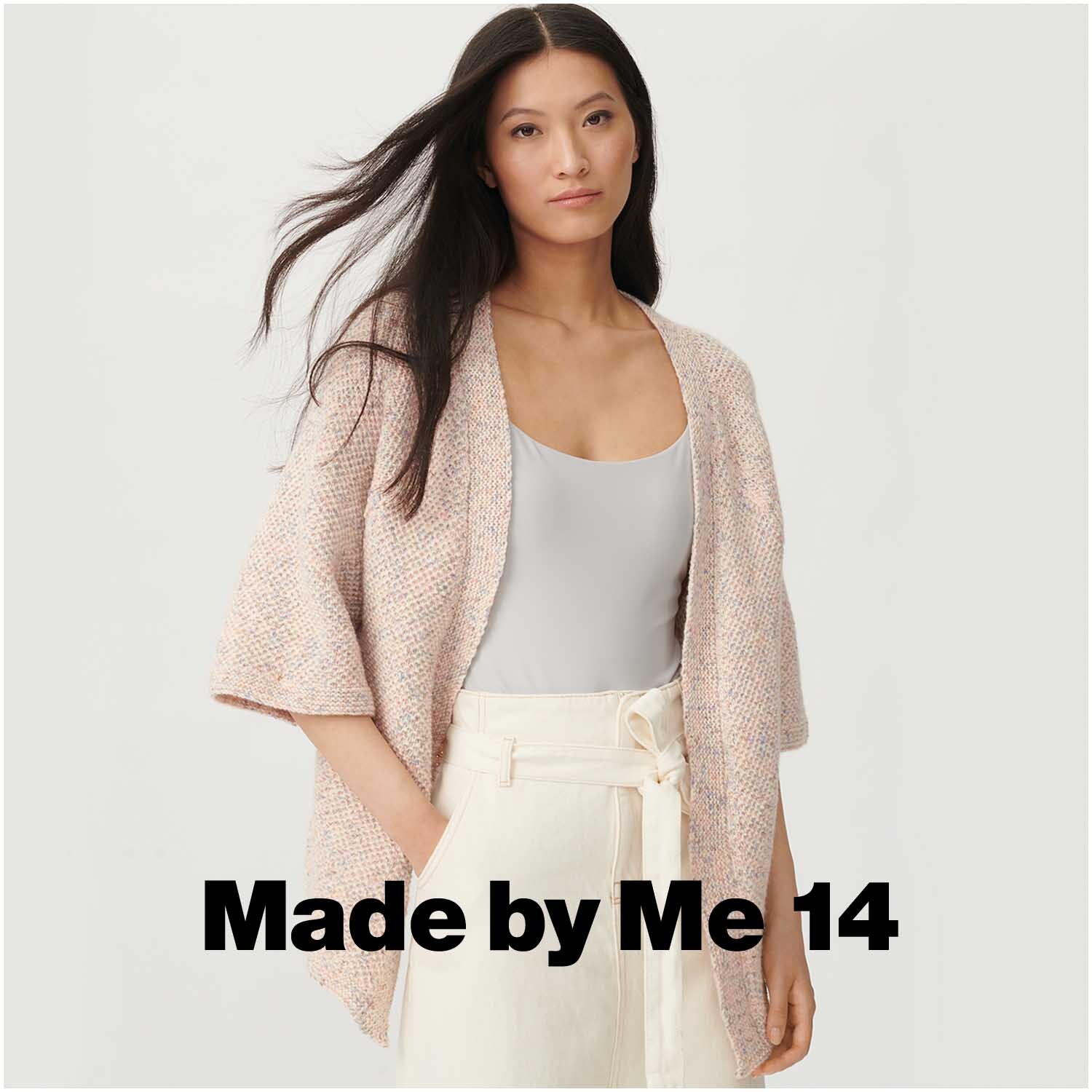 Creative Cotton Flecky Fleece dk: Frau trägt eleganten Cardigan in Pastelltönen, ideal für Retro-Looks.