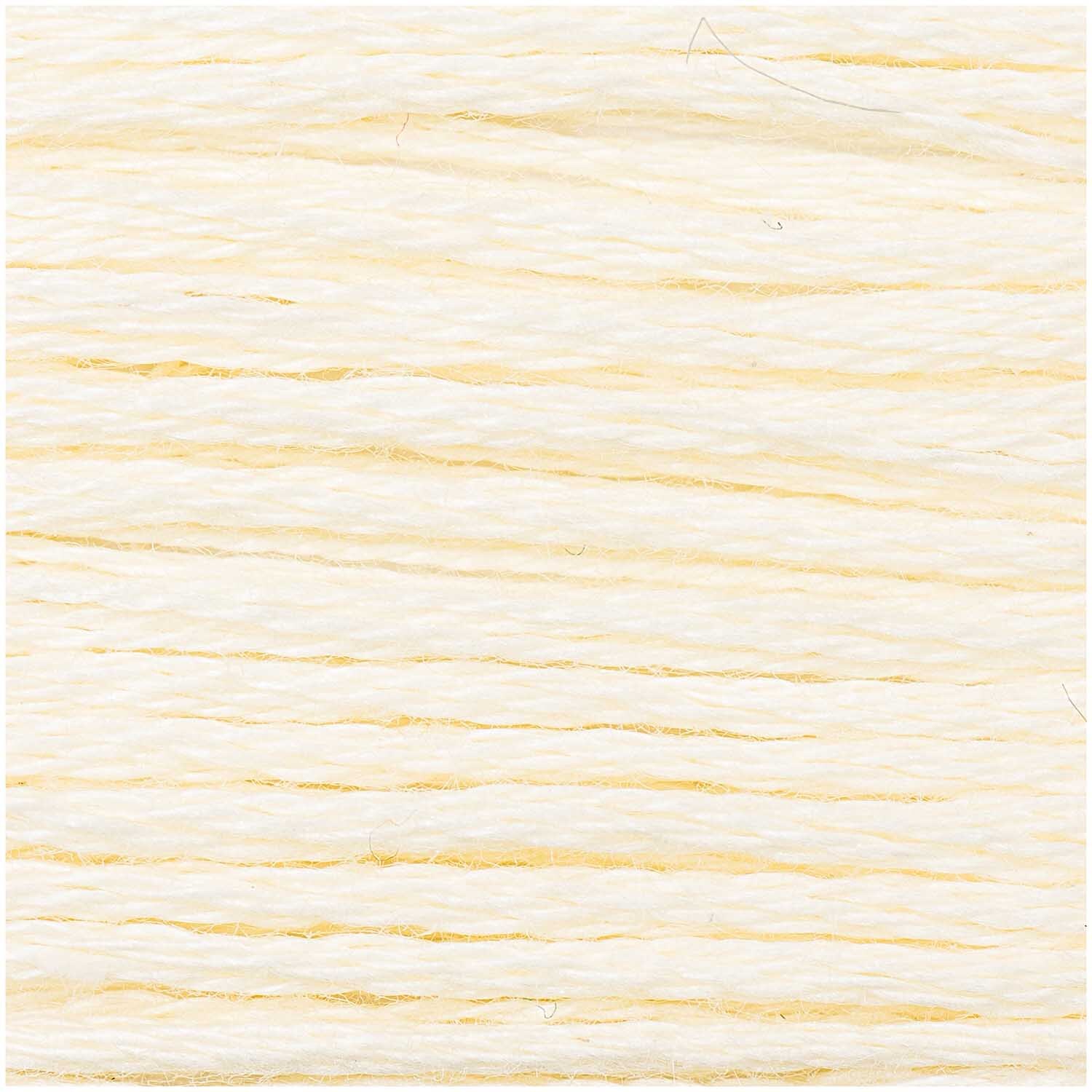 Sticktwist 8m von Rico Design in einem hellen Cremeton, ideal für feine Stickarbeiten.