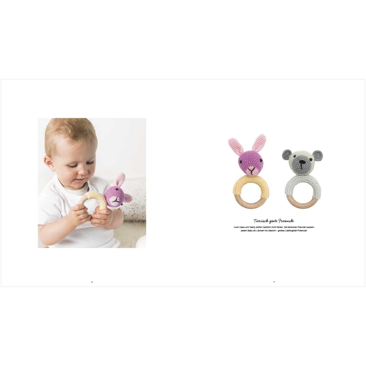 Ricorumi Baby Little Animals: Ein Kind spielt mit einem rosa Hasen-Greifling von Rico Design.