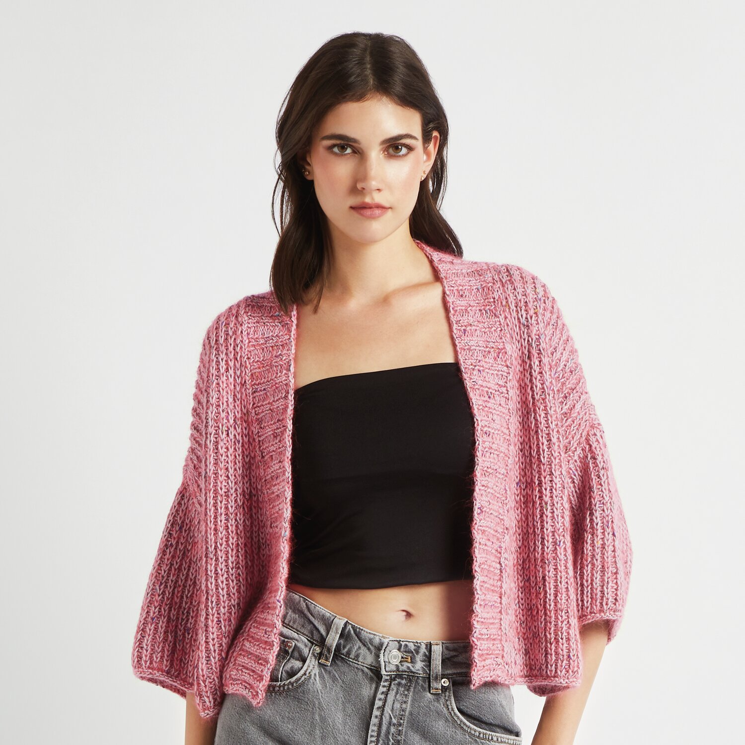 Made by Me No. 20 Frühjahr-Sommer: Frau trägt eine gestrickte, mauvefarbene Strickjacke von Rico Design.