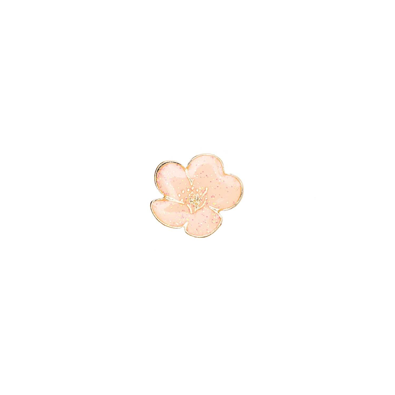 Pin Japanische Kirschblüte 16x14mm von Rico Design: Detailreiche rosa Blüte auf schwarzem Hintergrund.