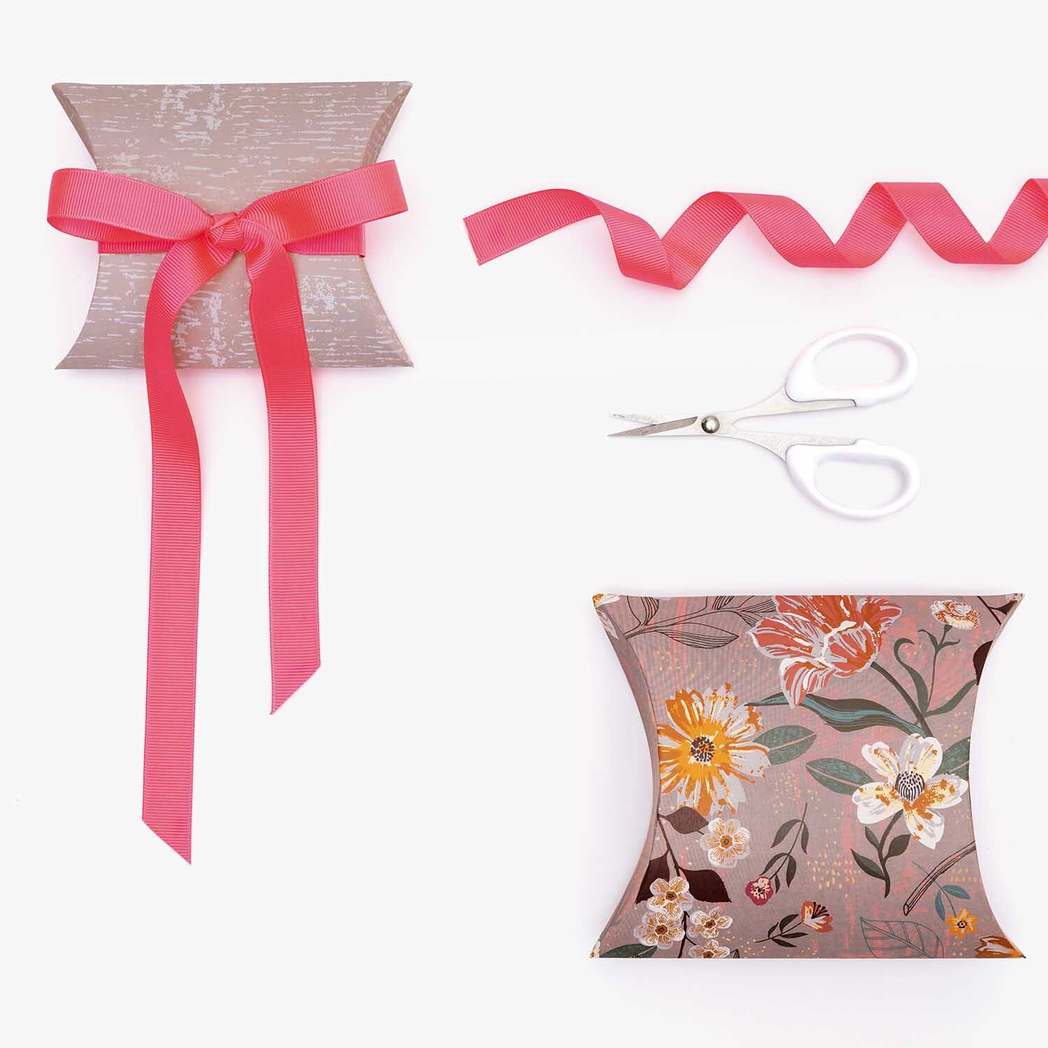 Paper Poetry Geschenkschachteln Blumen 6 Stück mit floralen Mustern, rosa Schleife und Schere. Ideal für stilvolle Geschenkverpackungen.