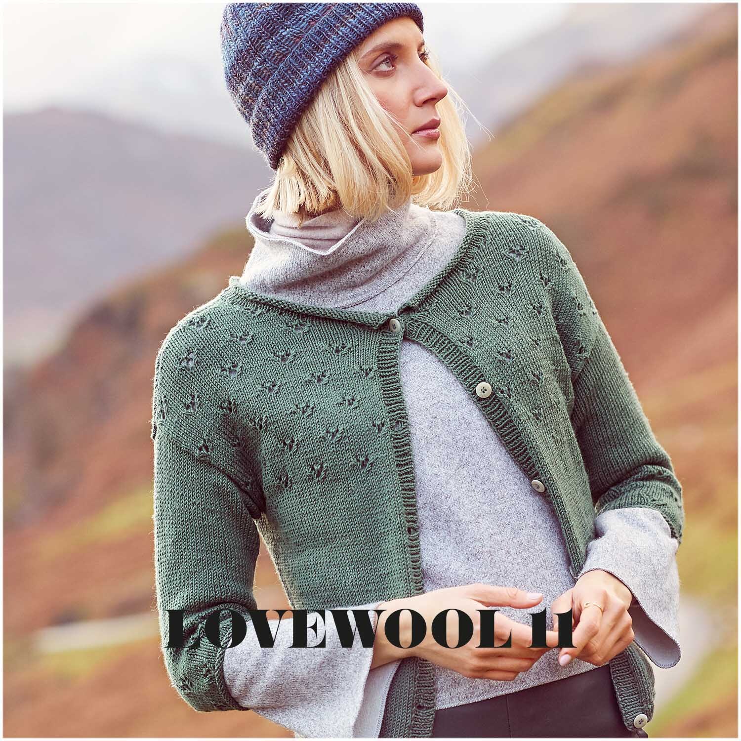 Essentials Merino dk: Frau in grünem Strickcardigan vor herbstlicher Berglandschaft.
