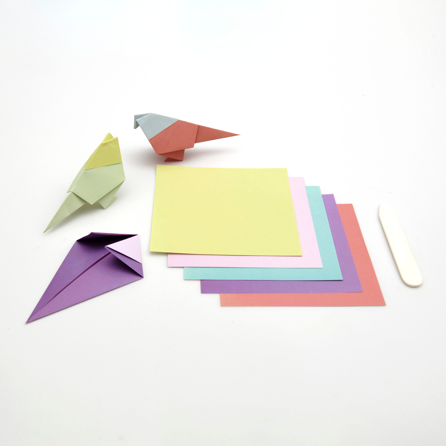 Paper Poetry Origami Duo color Classic: Bunte Origami-Papiere und gefaltete Vögel auf weißem Hintergrund.