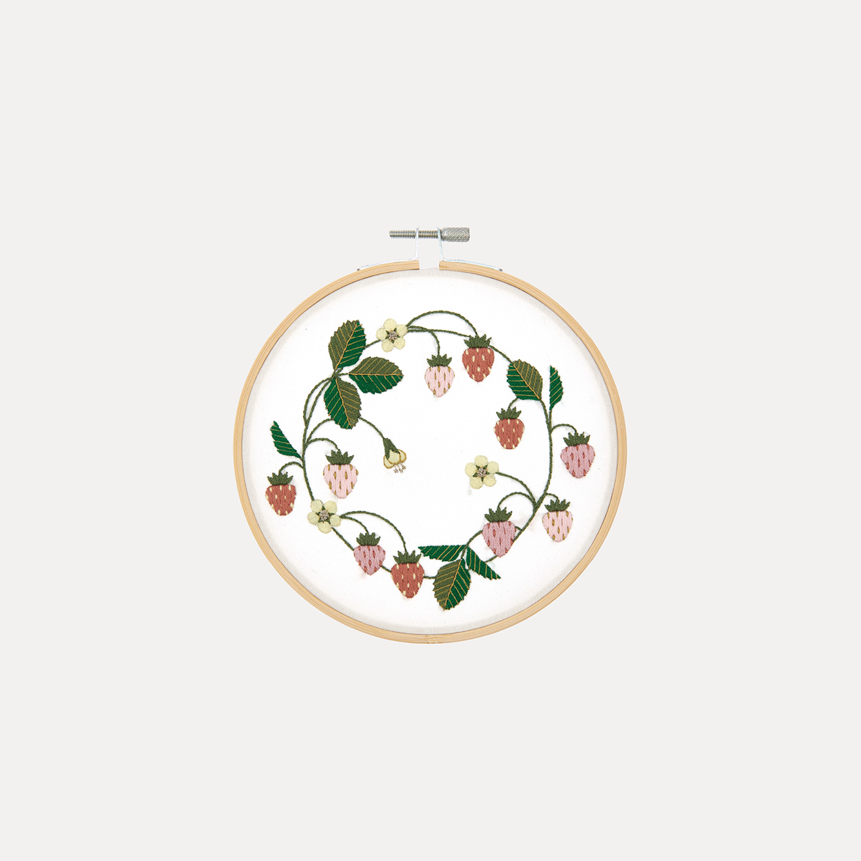 Stickring mit Erdbeerpflanze in Ringform. Flatlay von Produkt. 