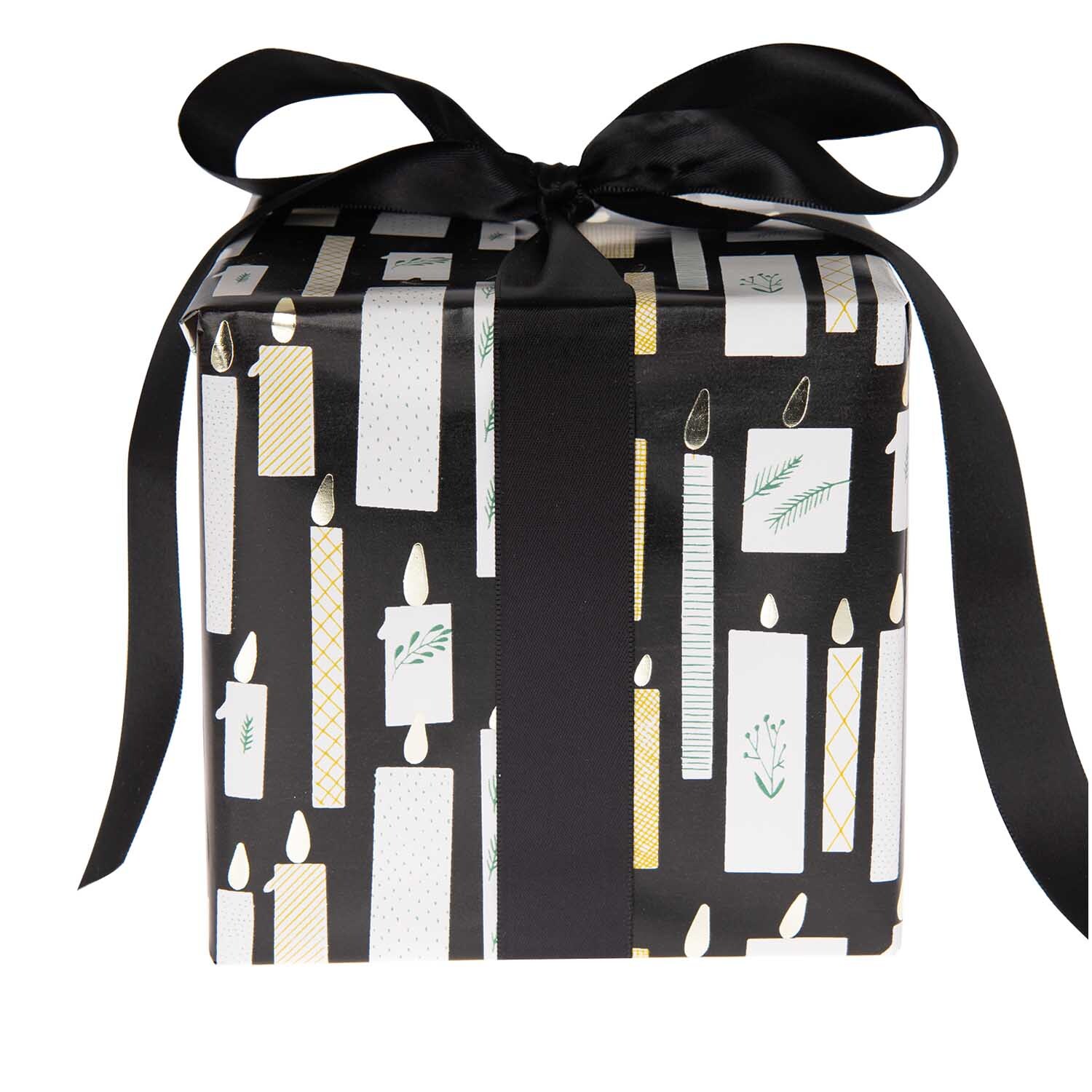 Paper Poetry Geschenkpapier Nostalgic Christmas mit Kerzenmotiv, schwarz, 80cm x 2m, verleiht Geschenken einen festlichen Look.