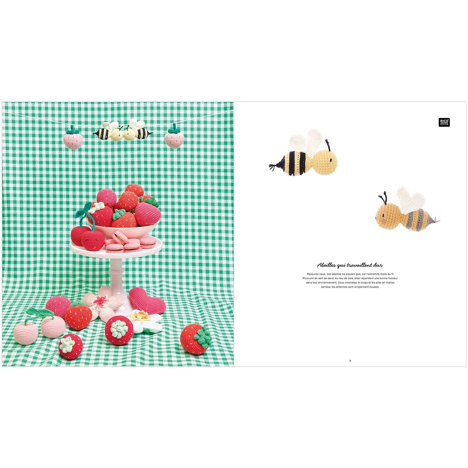 Ricorumi Just Bees + Fruits + Flowers: Gehäkelte Bienen und Früchte auf kariertem Hintergrund, präsentiert von Rico Design.