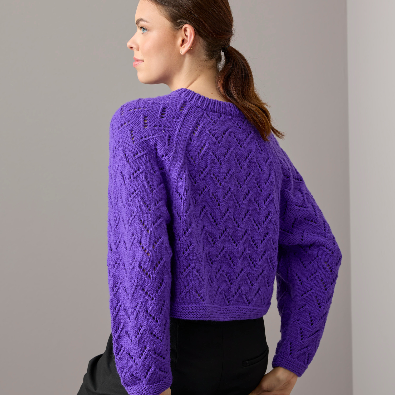 Special "Vegan Cashmere" Pullover in Violett von Rico Design, getragen von Frau, zeigt Zopfmuster.