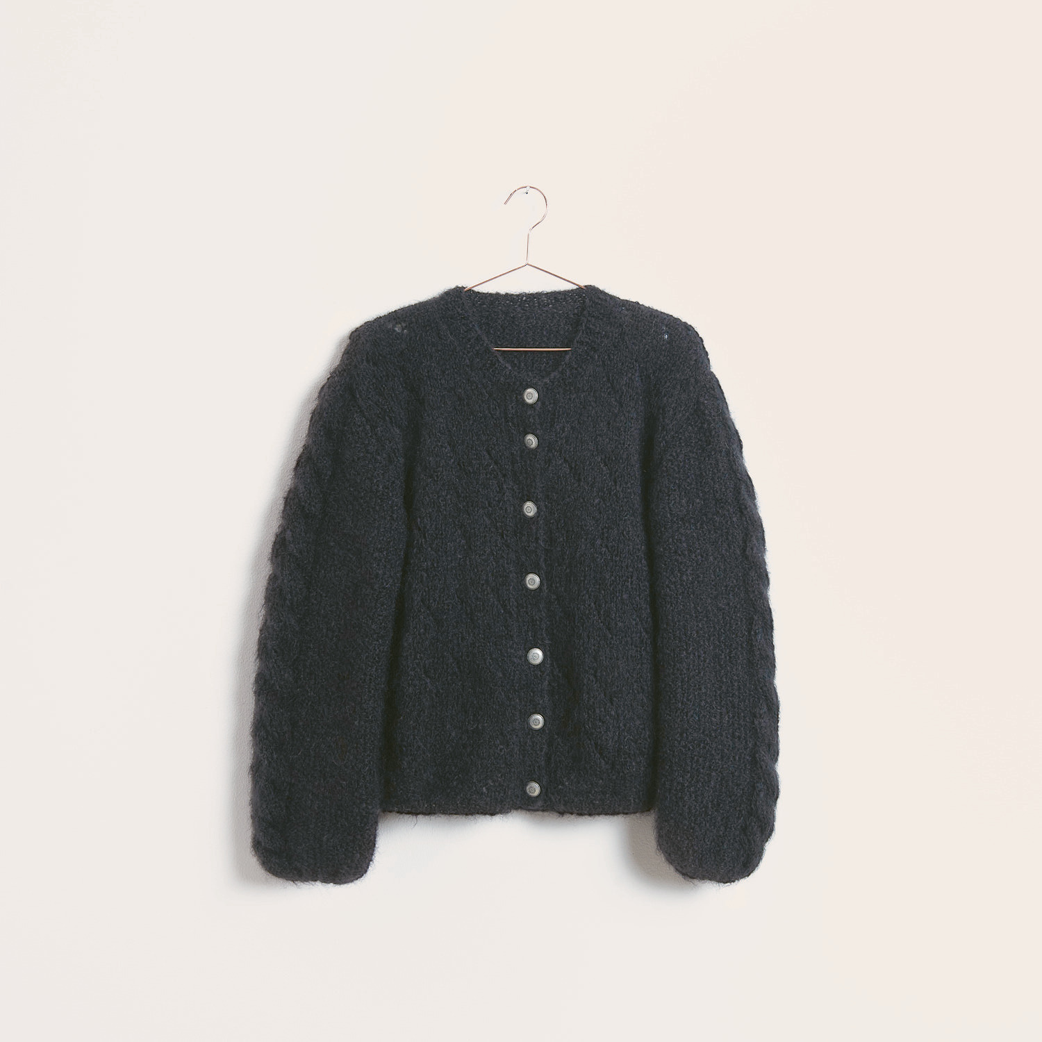 Strickset Jacke Modell 01b: Schwarze Jacke mit Trachtenknöpfen, aus Mohair Merino Chunky von Rico Design.