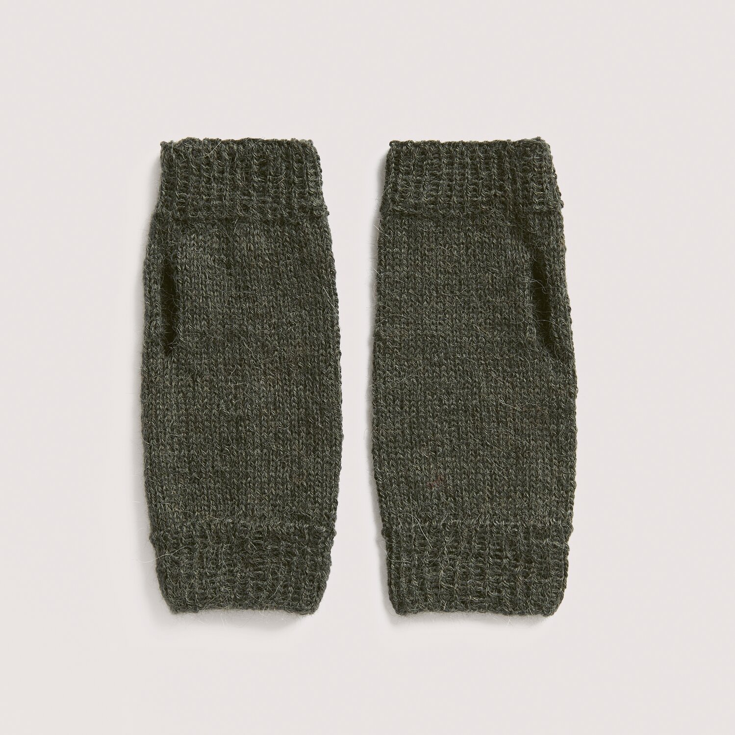 Strickset Stulpen Modell 05 aus Luxury Knits, dunkelgrau. Handgestrickte Stulpen aus natürlichen Fasern auf hellem Hintergrund.