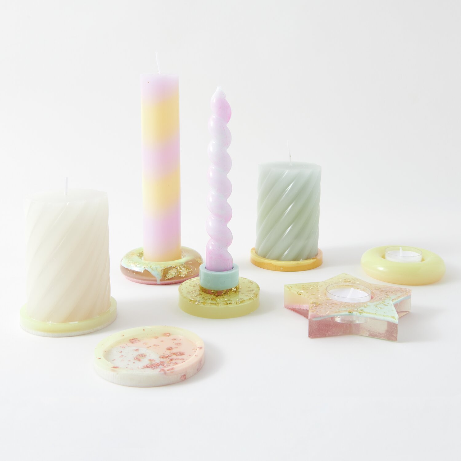 Epoxidharz transparent: Verschiedene Silikon Gießformen für Kerzenhalter und Teelichter in Pastellfarben, ideal für kreative DIY-Projekte.