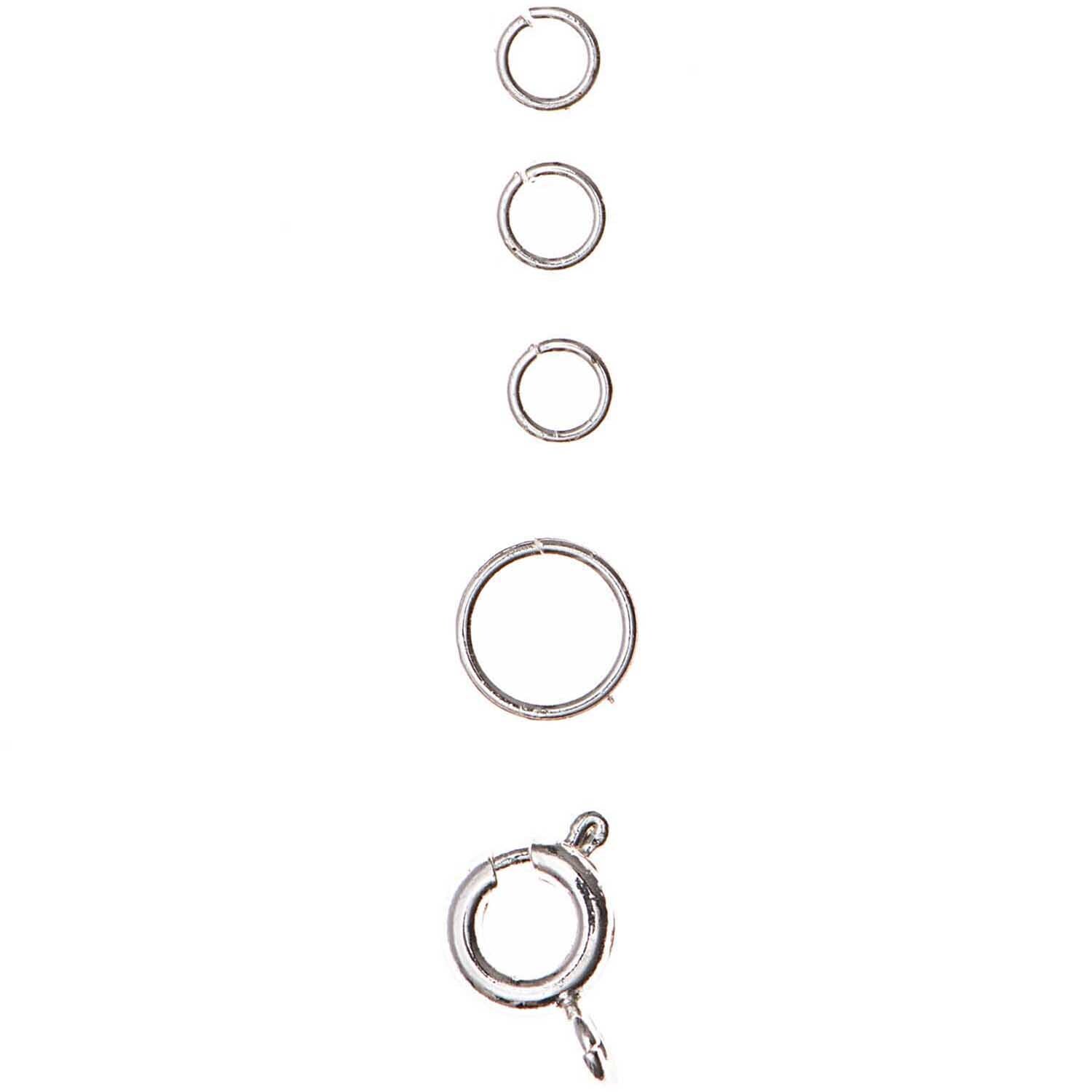 Federring Set silber, 5-teilig von Rico Design. Fünf unterschiedlich große silberne Ringe in einer vertikalen Anordnung.