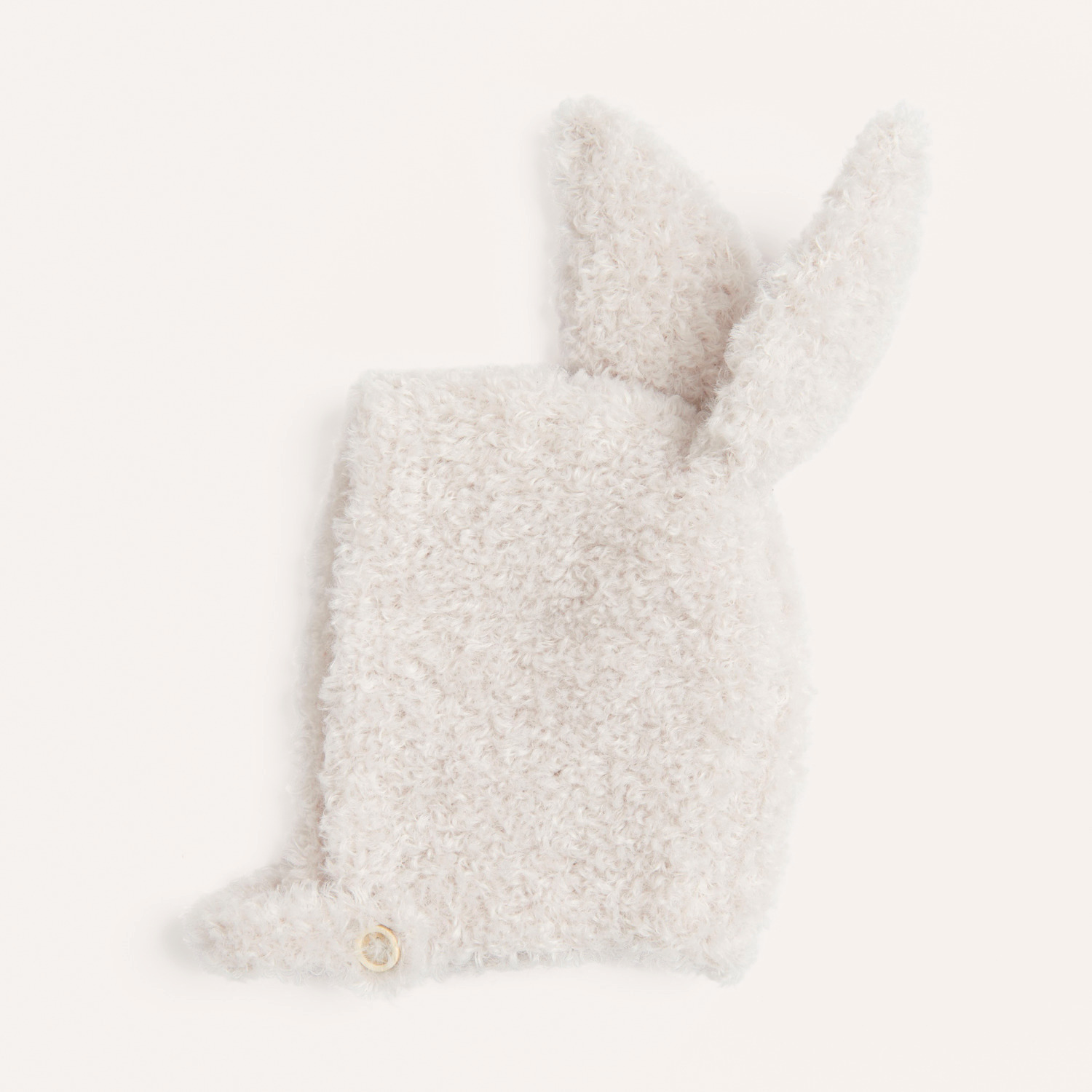 Strickset Mütze Modell 15 aus Rico Baby 040: Flauschige, cremefarbene Mütze mit Hasenohren.
