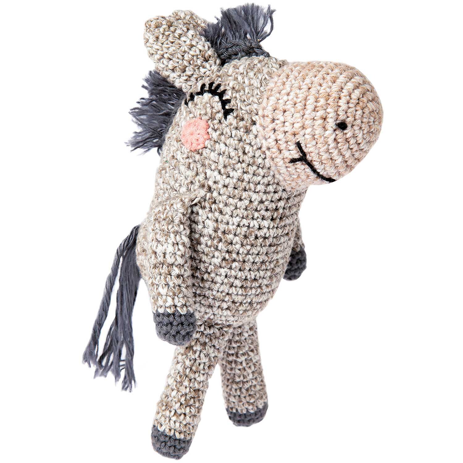 Häkelset Ricorumi Animals Esel: Ein niedlicher, gehäkelter Esel in Grau von Rico Design mit rosa Wangen und schwarzer Mähne.