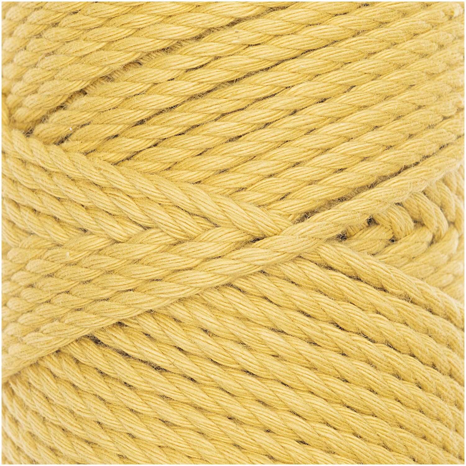 Creative Cotton Cord skinny Makramee-Garn von Rico Design in Gelb, 190g, 55m. Nahaufnahme des strukturierten Garns.