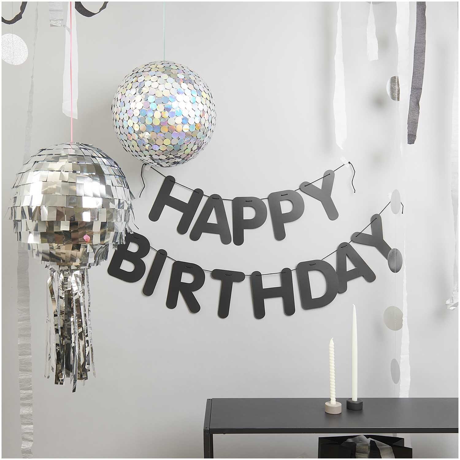 Paper Poetry Girlande Happy Birthday 5m in Schwarz von Rico Design, dekoriert mit schimmernden Ballons.