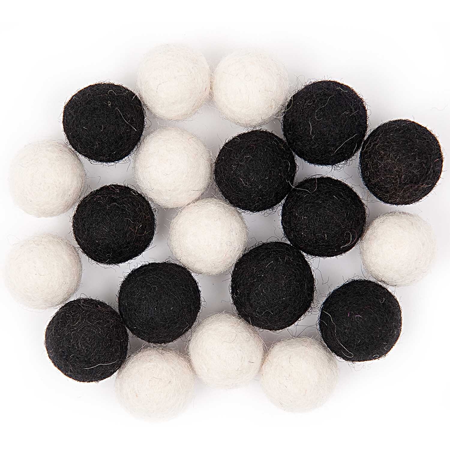 Filz-Kugelmix 1,5cm 20 Stück: Schwarze und weiße Filzkugeln von Rico Design, gleichmäßig angeordnet.