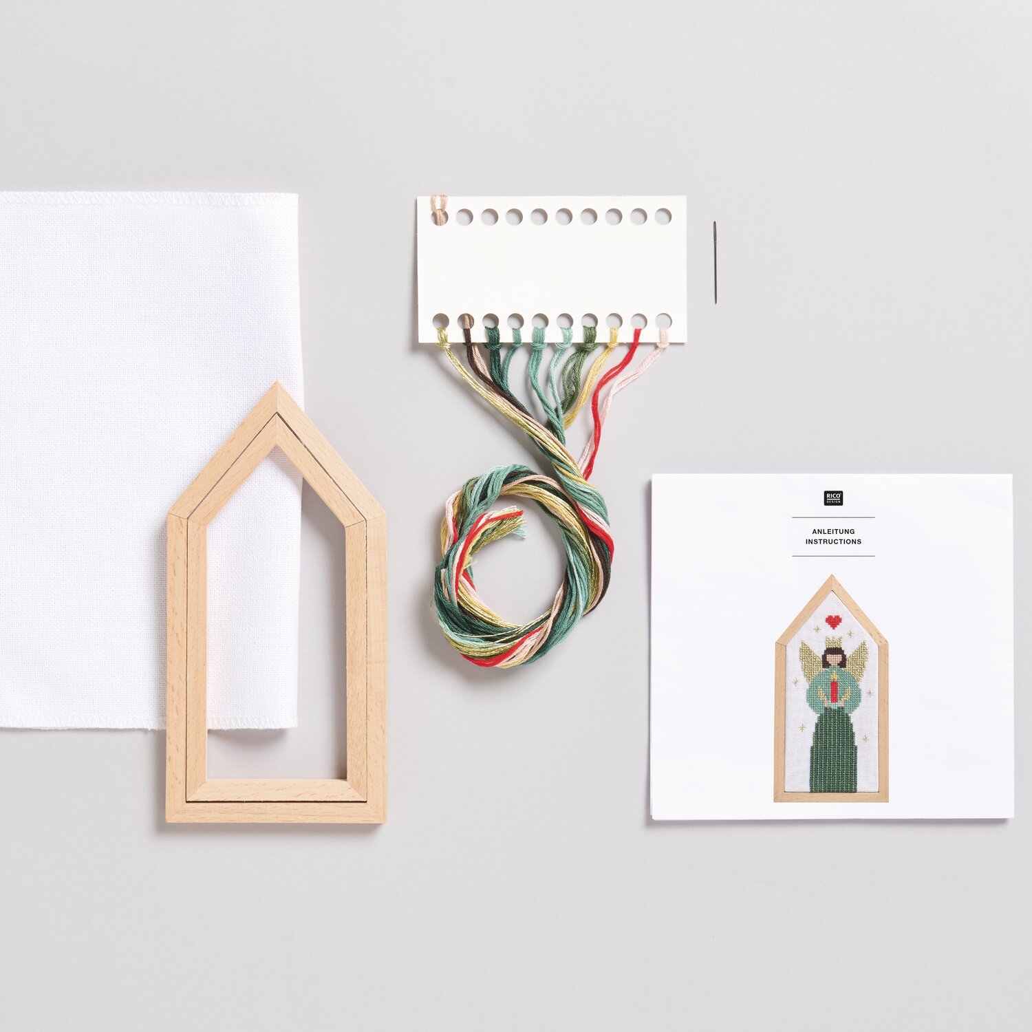 Stickpackung kleiner Engel, Rico Design: Set mit Holzrahmen, Garn und Anleitung für ein 9x18cm großes Stickprojekt.