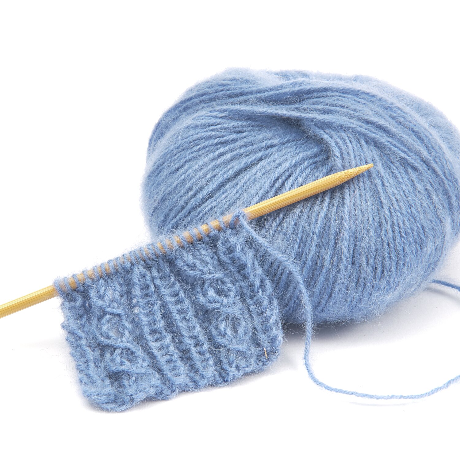 Weiches, hellblaues Wollknäuel mit Stricknadel und Strickstück. Perfekt für Handarbeitsprojekte. Marke: Unbekannt. Titel: Anwendungsbild. Ideal für kreative Strickideen.