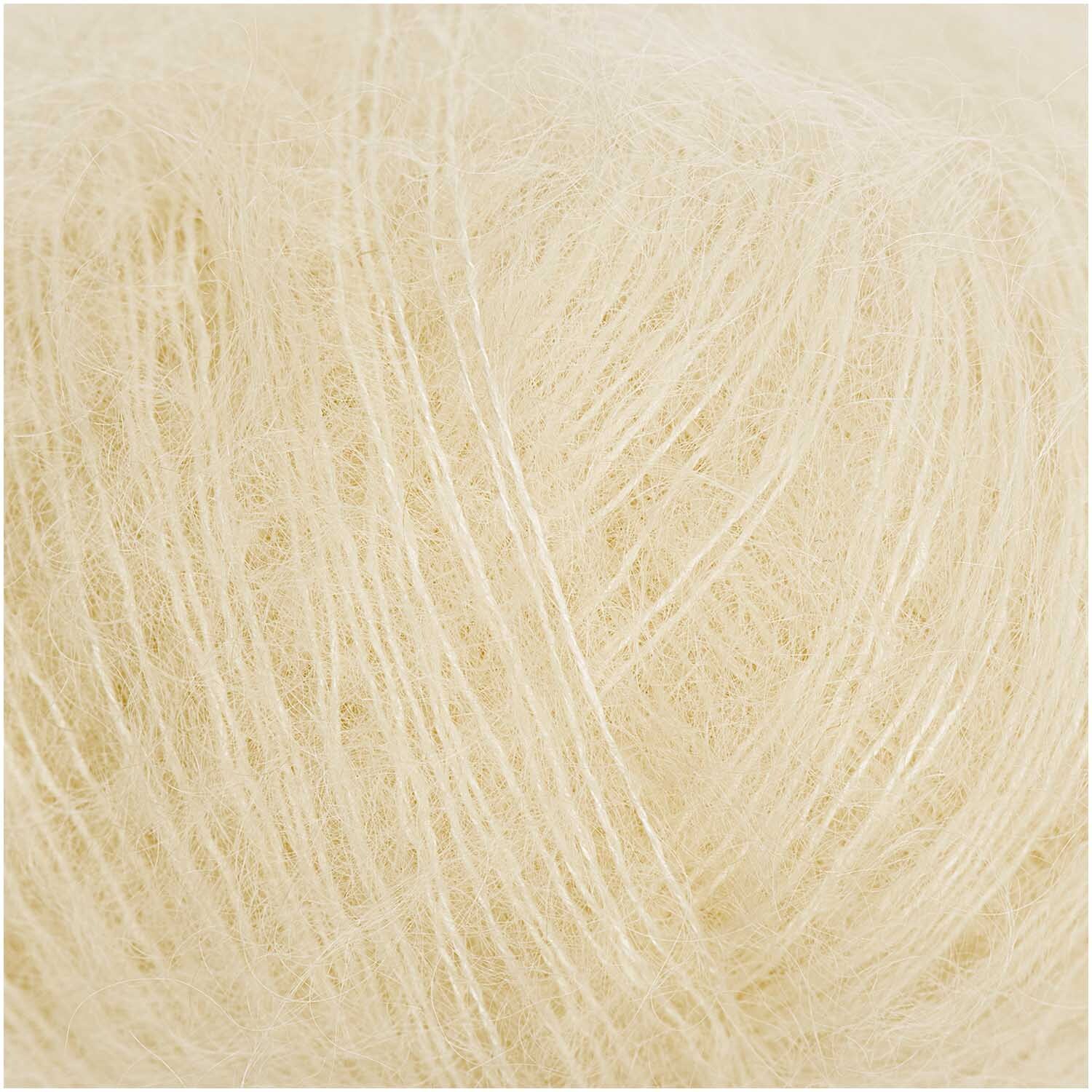 Essentials Super Kid Mohair Loves Silk: Weiches, cremefarbenes Garn von Rico Design, ideal für leichte Strickprojekte.