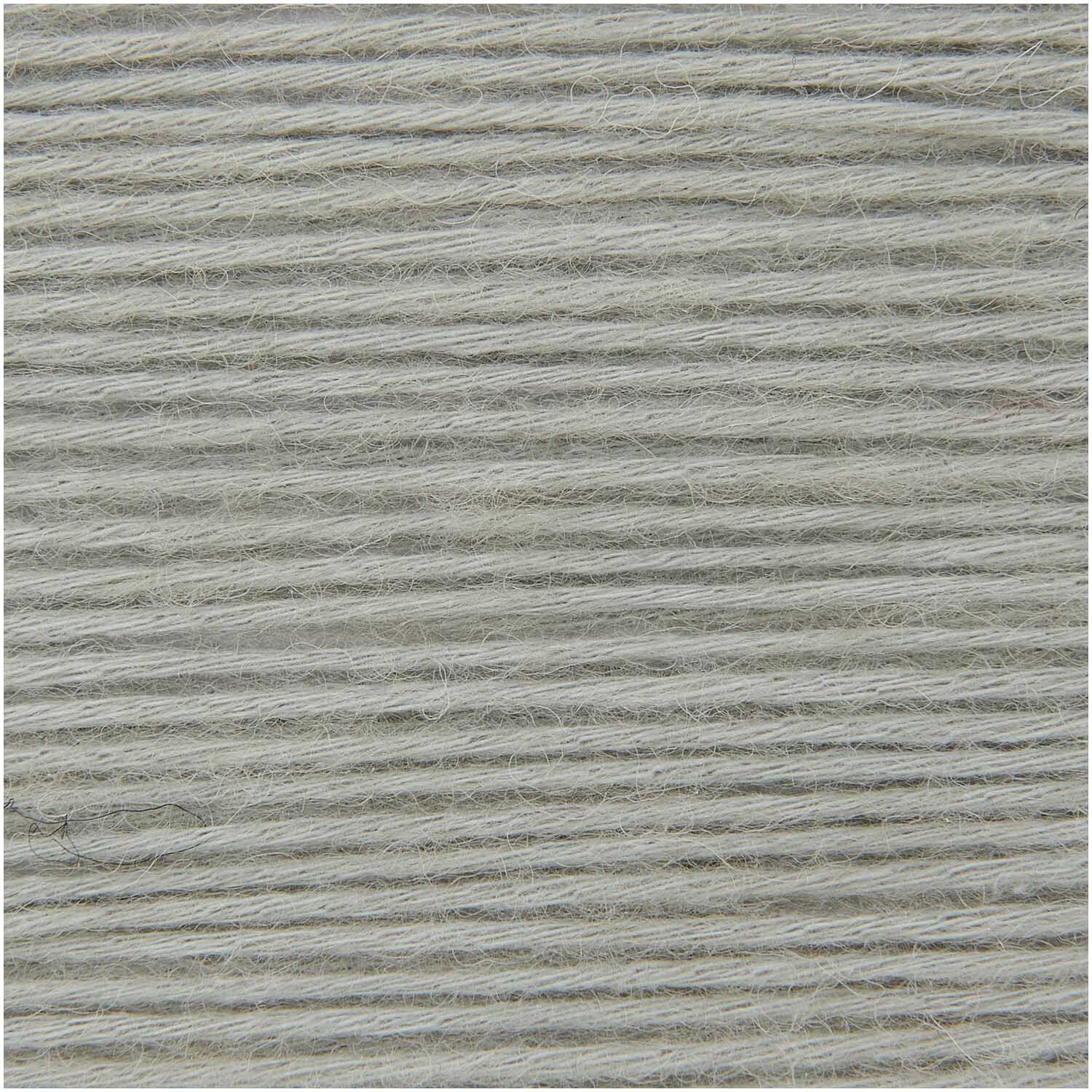 Creative Cotton Fleece dk von Rico Design in Hellgrau, 100g 250m. Nahaufnahme von weichem, gleichmäßigem Garn.