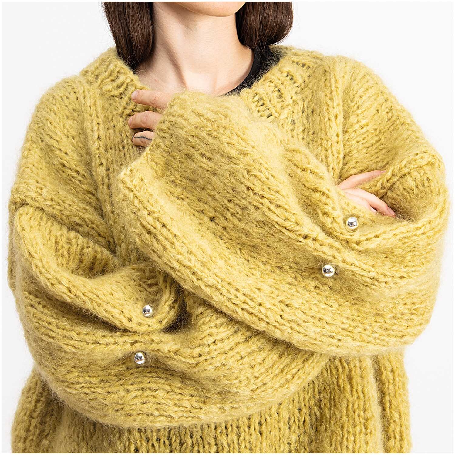Zwei-Perlen-Pin 48mm 1 Stück: Frau in gelbem Strickpullover mit silbernen Perlen-Pins von Rico Design.
