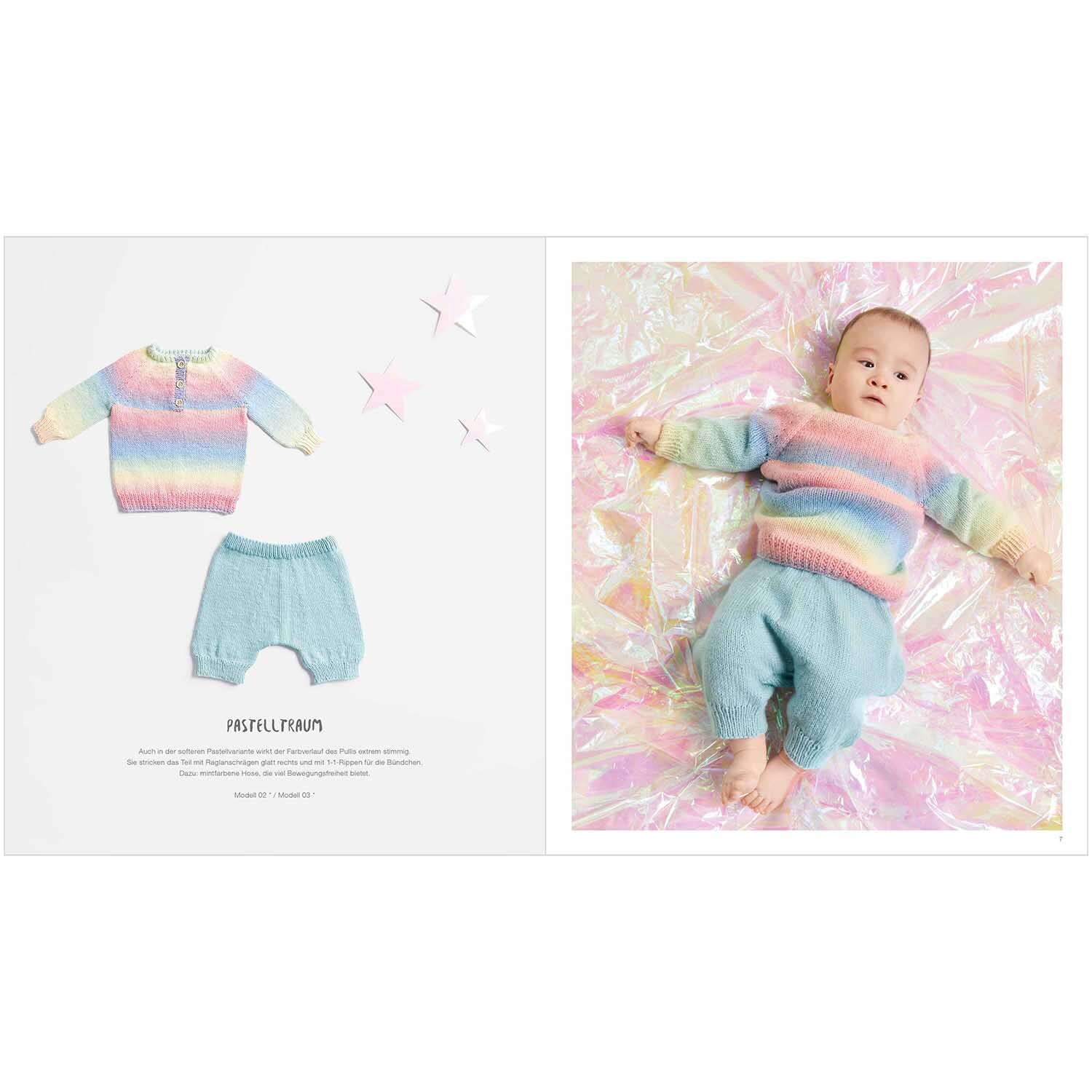 Rico Baby Heft Nr.35 zeigt ein Baby in einem pastellfarbenen Strickset von Rico Design auf schimmerndem Hintergrund.