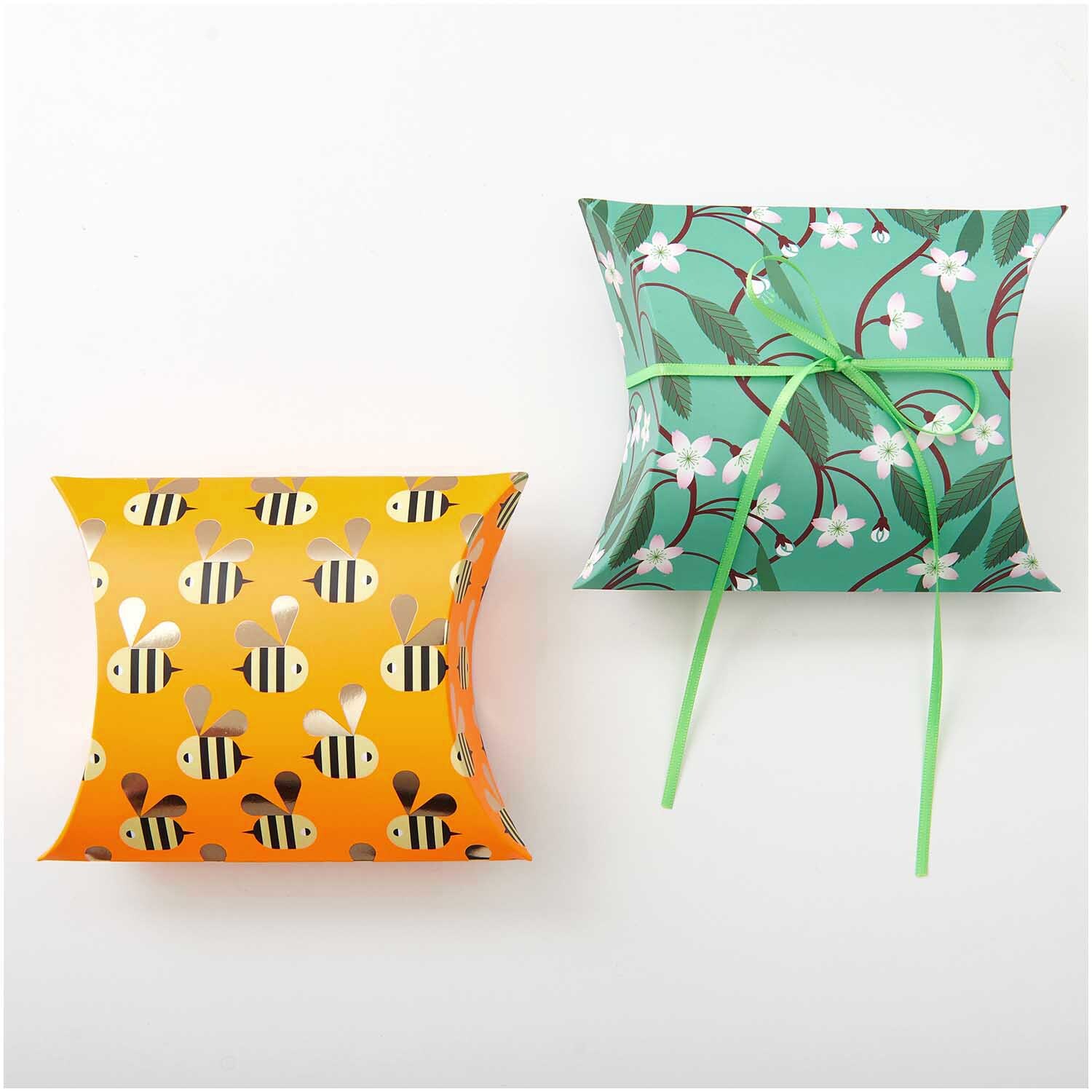 Paper Poetry Geschenkschachteln mit Bienen- und Blütenmuster, farbenfroh gestaltet von Rico Design.