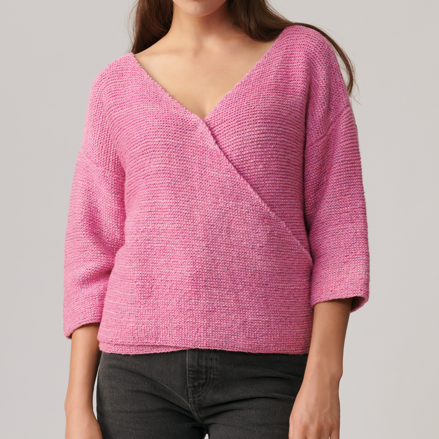 Strickanleitung Pullover aus Fashion Cottony: Rosa Pullover mit V-Ausschnitt und 3/4-Ärmeln.