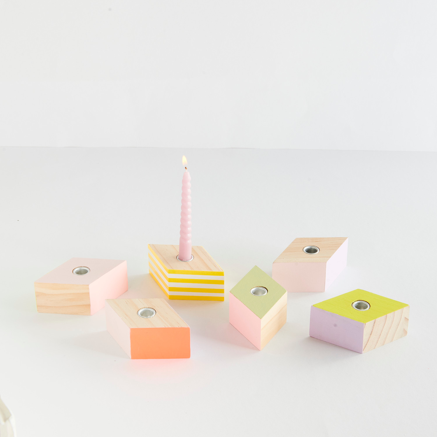 Kerzenhalter Raute für Stabkerzen Ø1,2cm, 6 Stück, in Pastellfarben von Rico Design auf weißem Hintergrund.