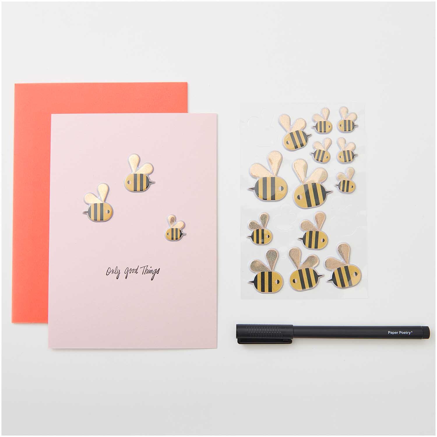 Paper Poetry 3D-Sticker Bienen, 16 Stück, auf einem Tisch mit rosa und orangefarbenem Papier und einem schwarzen Stift von Rico Design.